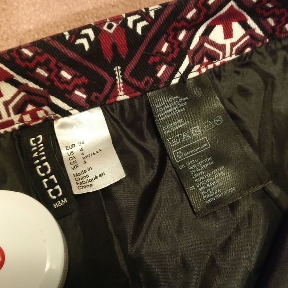 🏷️2/$15 H&M Red Print Mini Skirt with Zipper - Picture 6 of 8